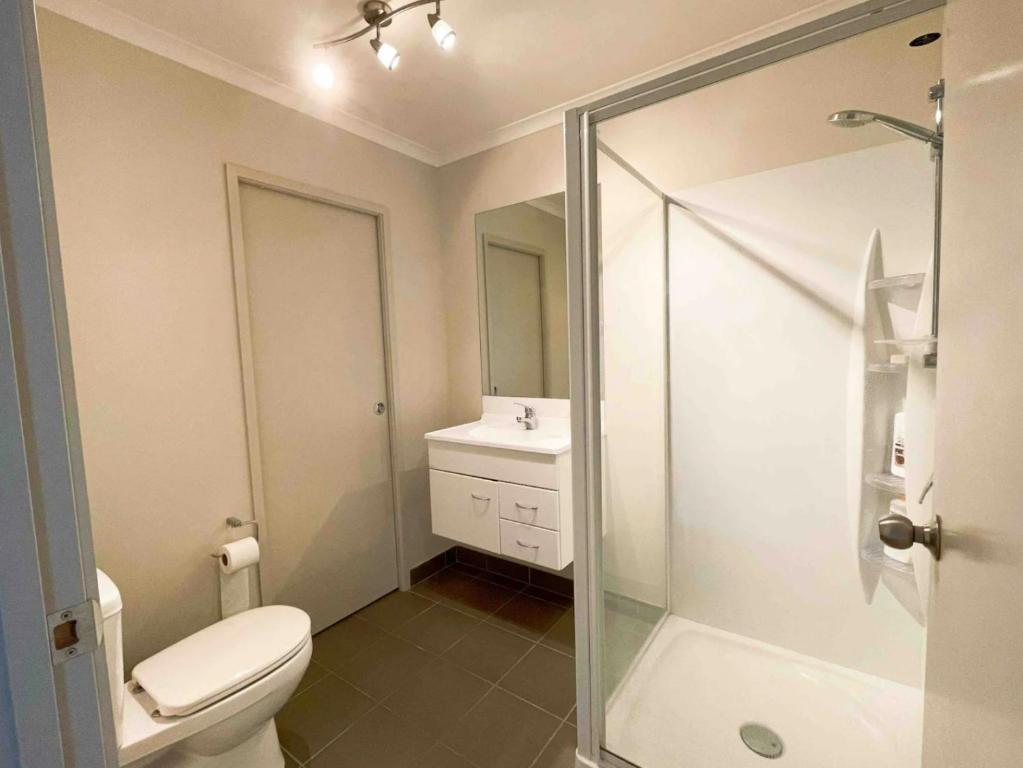 Walking distance to Rototuna Shopping Centre - Resim 8