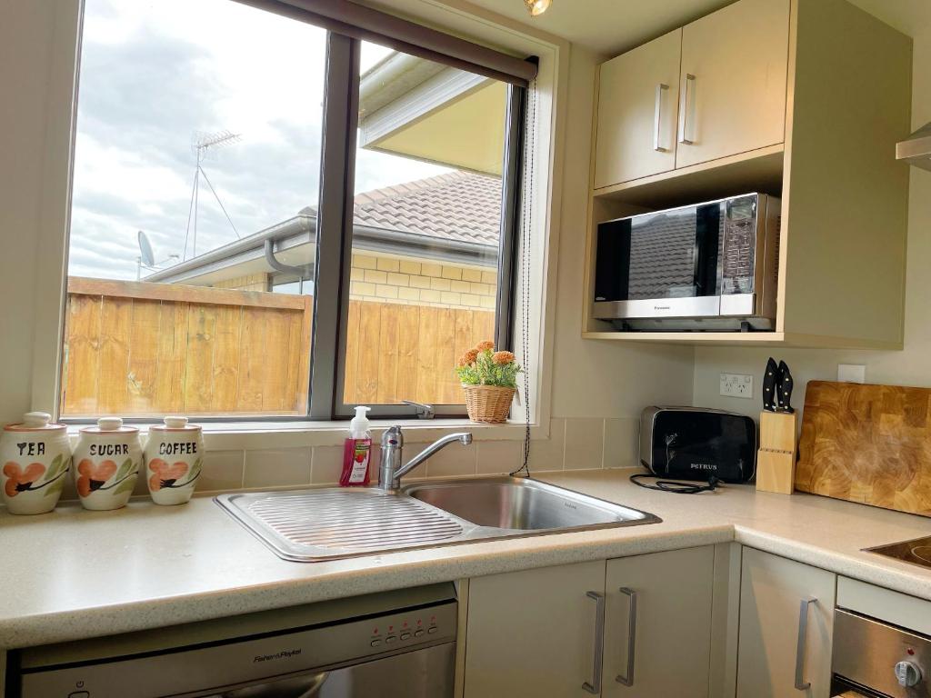 Walking distance to Rototuna Shopping Centre - Resim 9