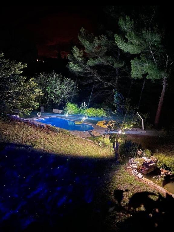 Fotografia z galérie ubytovania Villa avec piscine au calme v destinácii Seillans