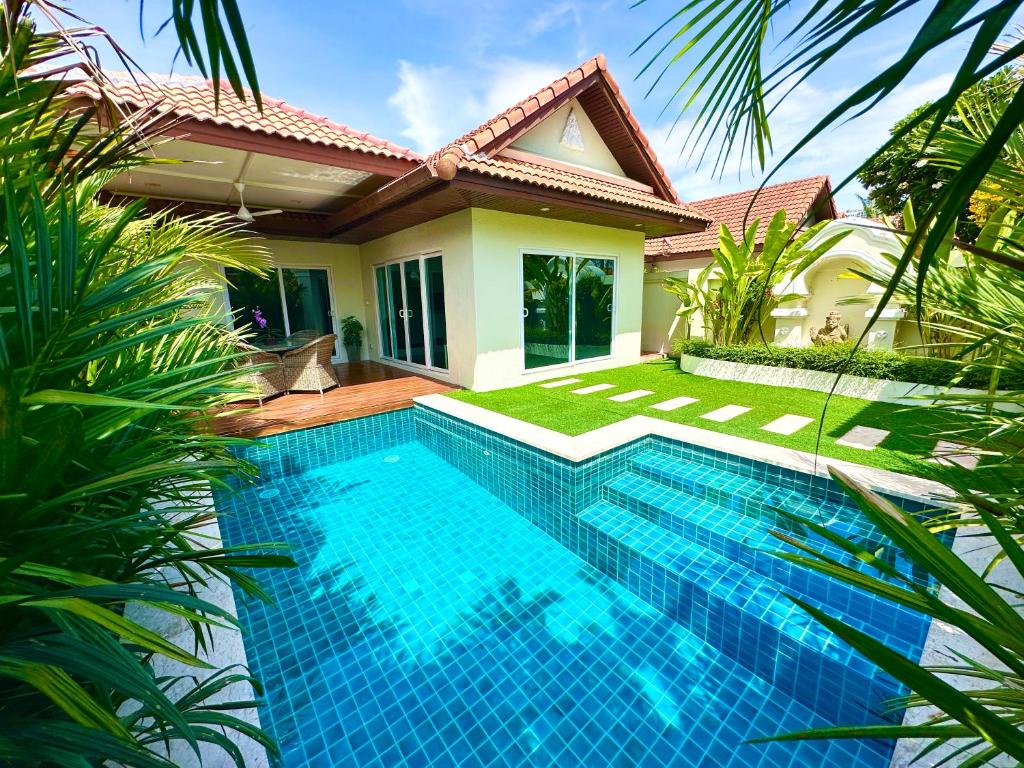 - une piscine en face d'une villa dans l'établissement View Talay Villas - Luxury 1BR pool villa nr beach - VTV 170, à Jomtien Beach