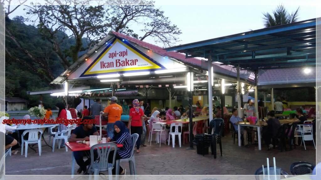 a group of people sitting at tables at a restaurant at THIFFAH HOMESTAY KUALA PERLIS in Kuala Perlis