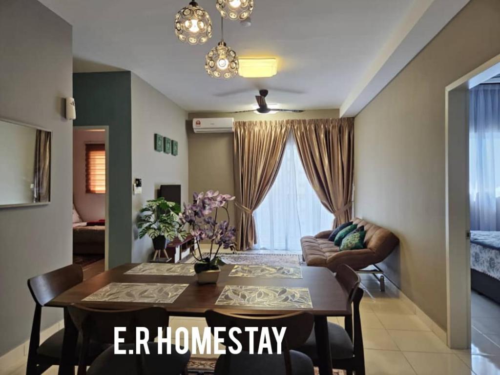 ein Wohnzimmer mit einem Tisch und einem Sofa in der Unterkunft ER Homestay for Family Transit Nearby KLIA in Sepang