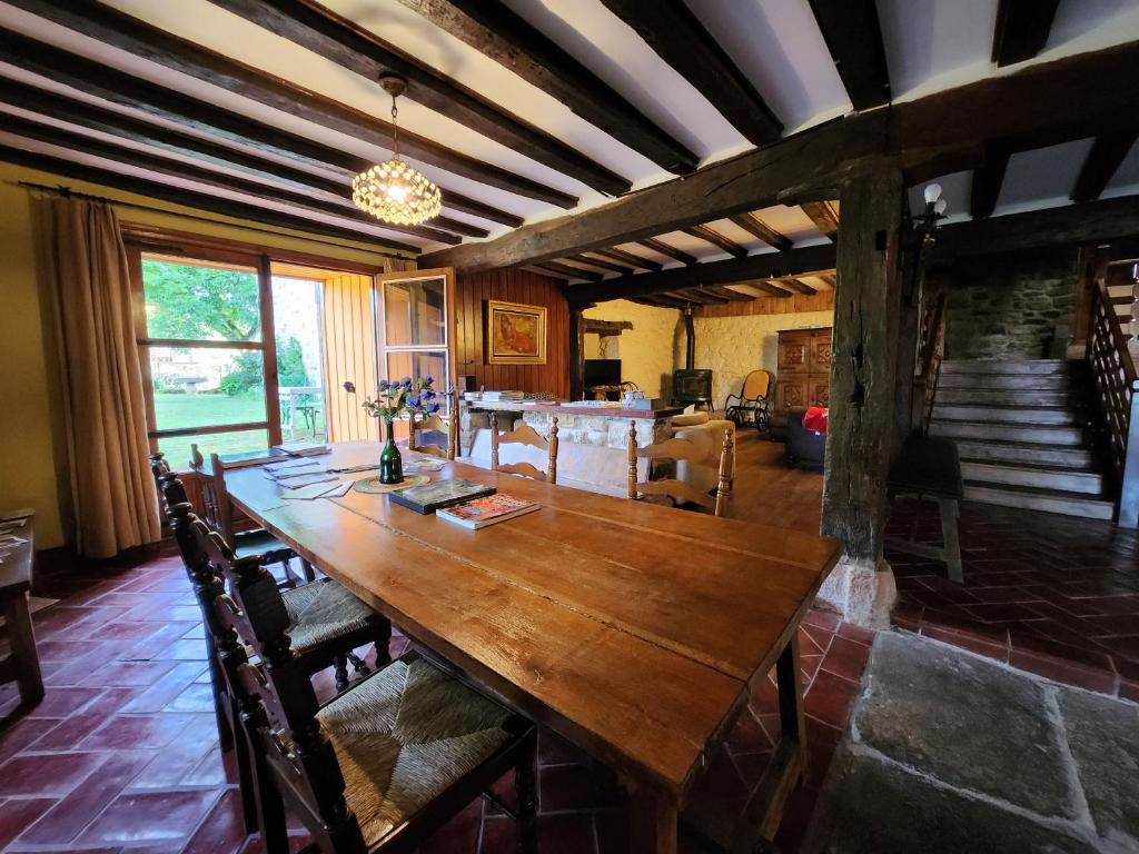 - une salle à manger avec une table et des chaises en bois dans l'établissement Kukuma Etxea Habitaciones con derecho a cocina, à Galarreta