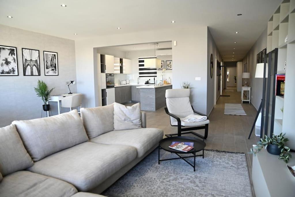Il comprend un salon avec un canapé et une cuisine. dans l'établissement 2 Bedroom Luxury Apartment in Madliena Swieqi, à Is-Swieqi