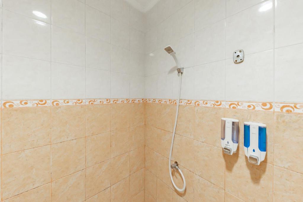 Koupelna v ubytování RedDoorz Syariah near Taman Bekapai 2