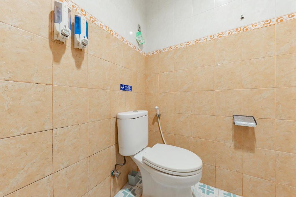 Koupelna v ubytování RedDoorz Syariah near Taman Bekapai 2