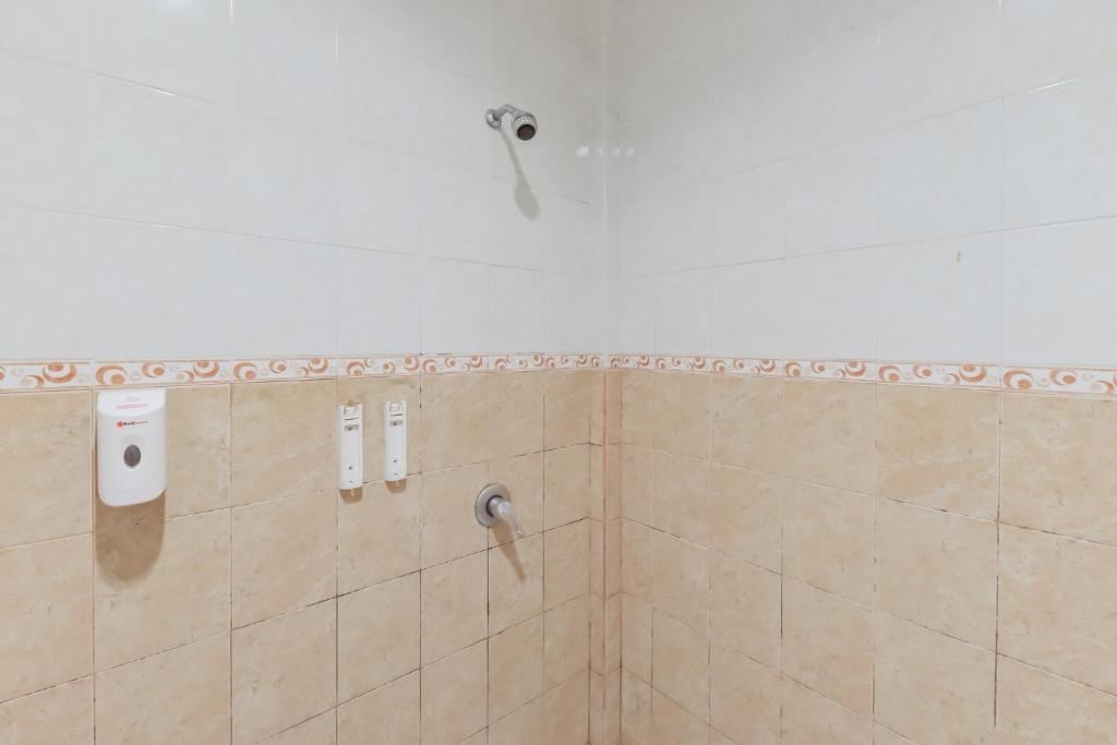 Koupelna v ubytování RedDoorz Syariah near Taman Bekapai 2
