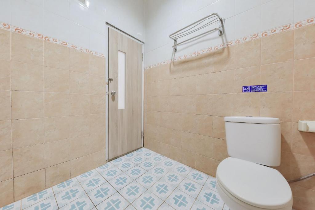 Koupelna v ubytování RedDoorz Syariah near Taman Bekapai 2