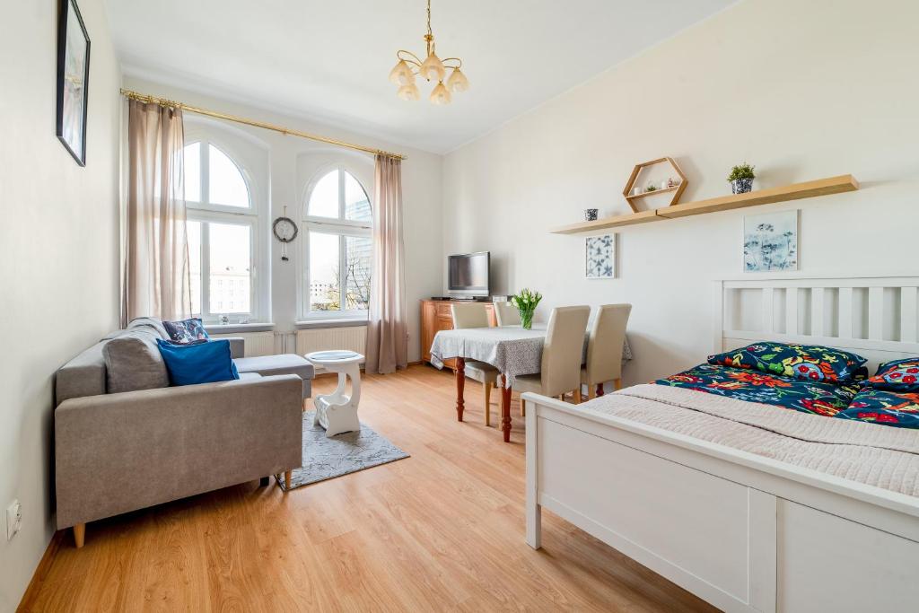 - une chambre avec un lit, une chaise et une table dans l'établissement Apartment in City Center, à Gdańsk