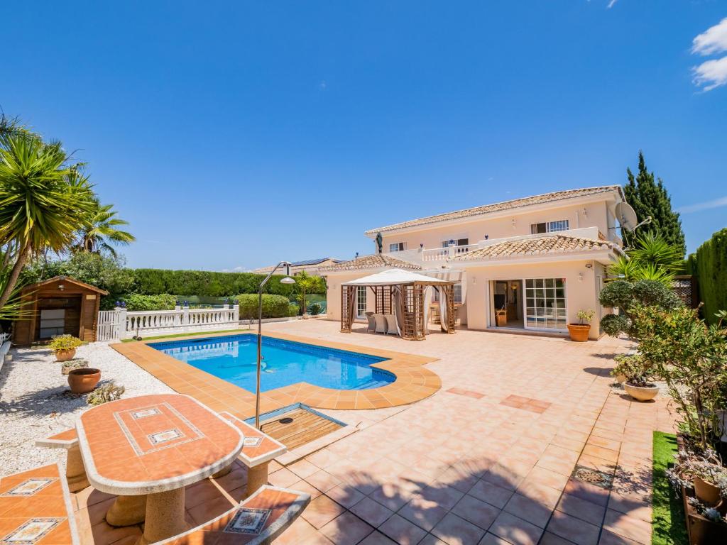 uma casa com piscina num quintal em Cubo's Villa Dovecote Las Delicias em Coín