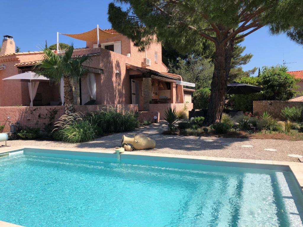 una piscina frente a una casa en Villa les 3 lumières 8-10 personnes, Clim, piscine à proximité des plages, en La Ciotat