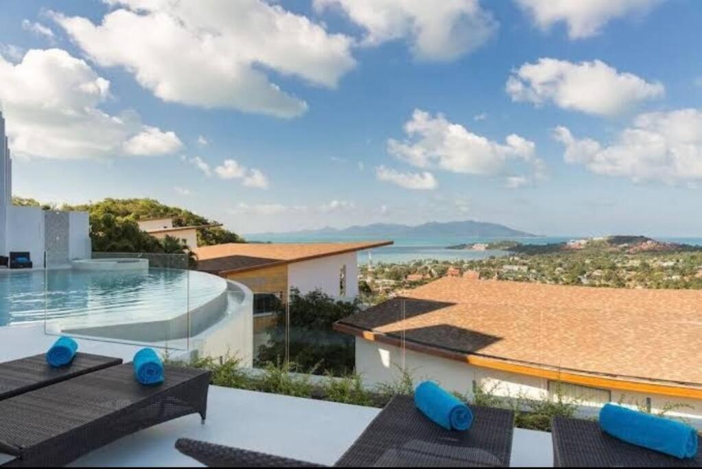 サムイ島にあるCobalt Suite Sea View Apartmentの海の景色を望むヴィラ