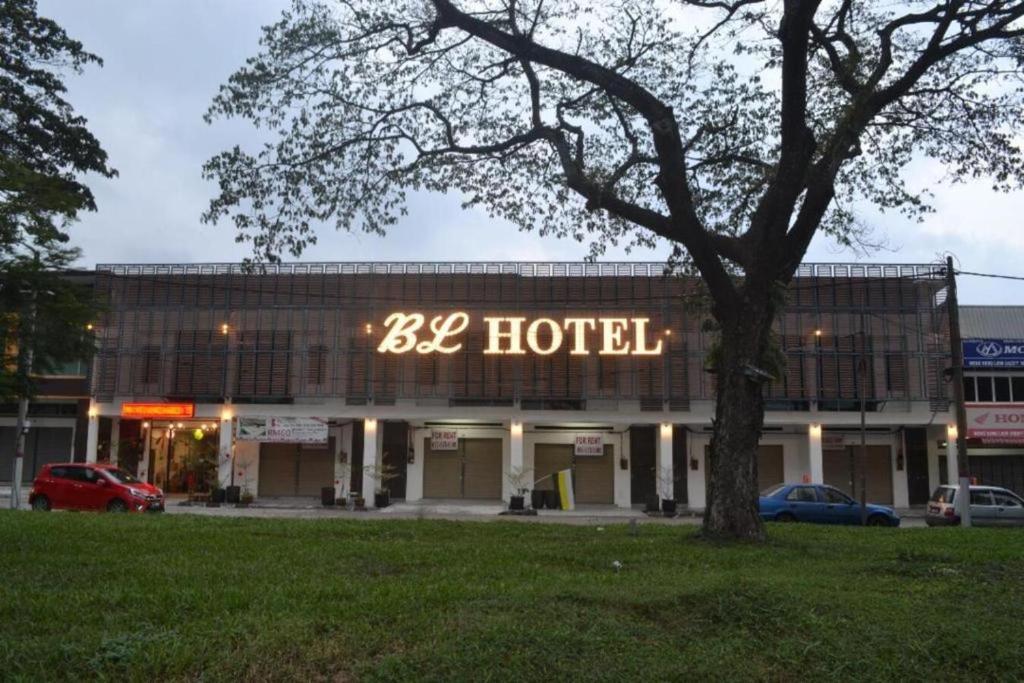 イポーにあるJQ BL Hotel, Ipohの大きなホテルを読む看板のある大きな建物
