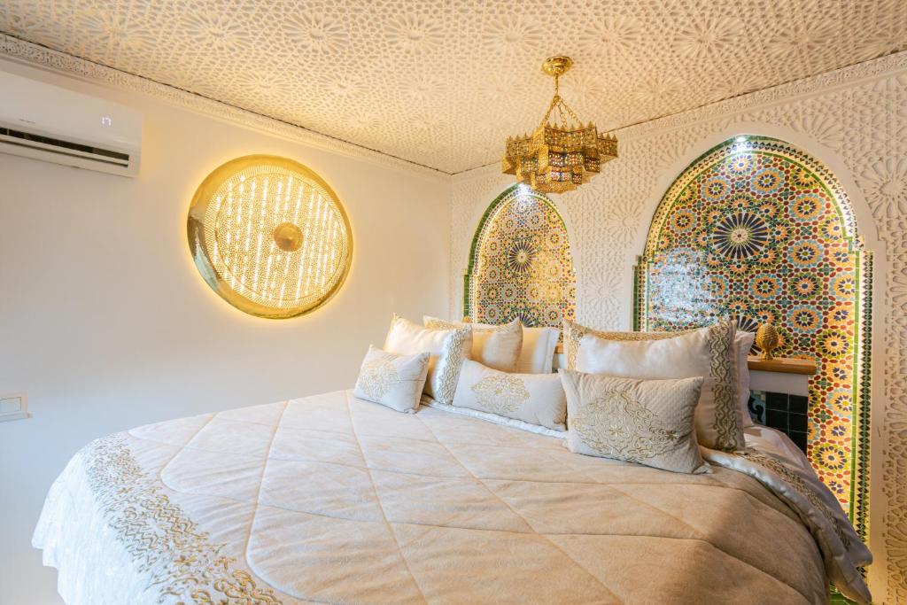Riad Villa with Mediterranean Sea Views of Spain and Gibraltar客房内的一张或多张床位