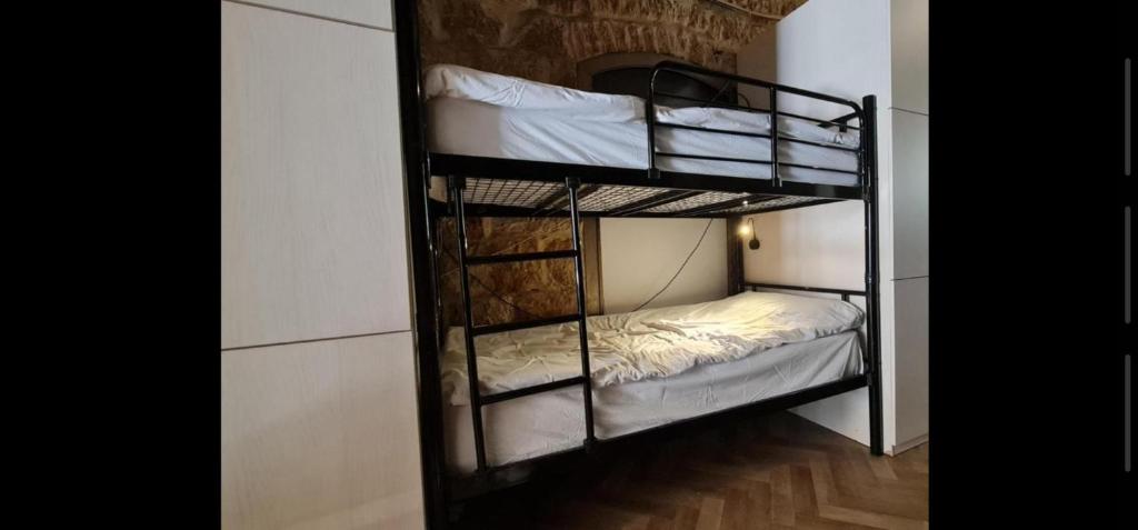 Postel nebo postele na pokoji v ubytování CAPSULES & Dormitory BH
