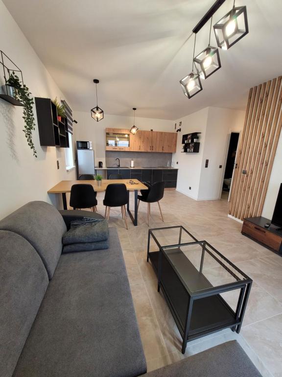 uma sala de estar com um sofá e uma mesa em LUX Apartament em Chrzanów