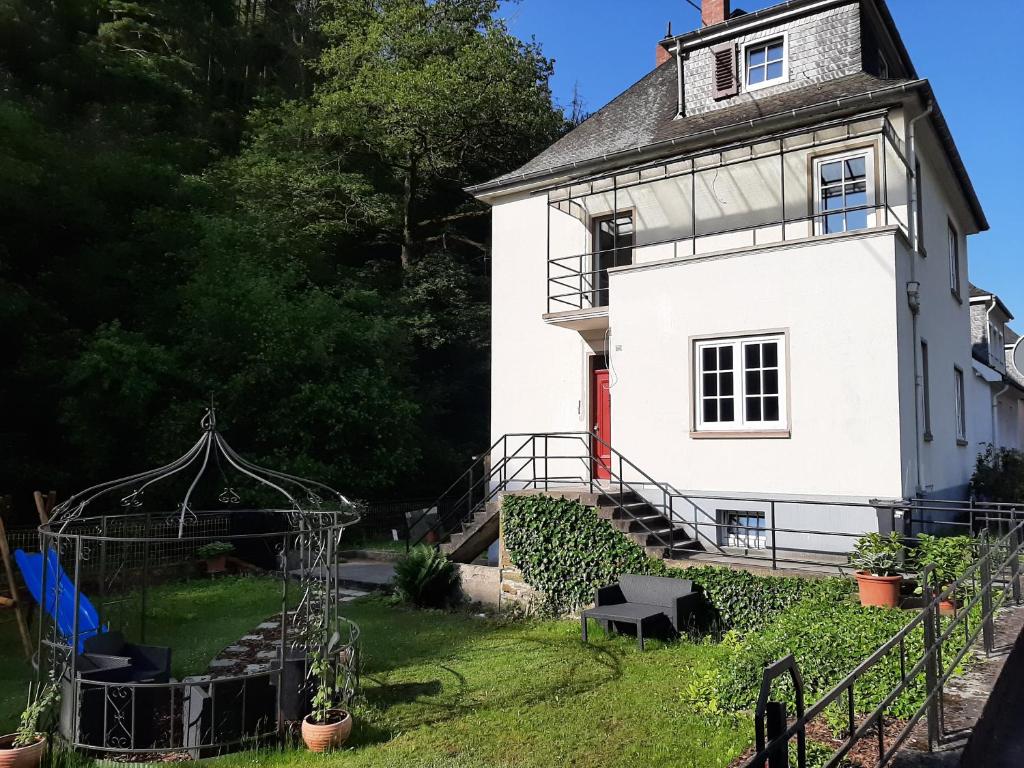 Κήπος έξω από το Art Deco Villa Bacharach