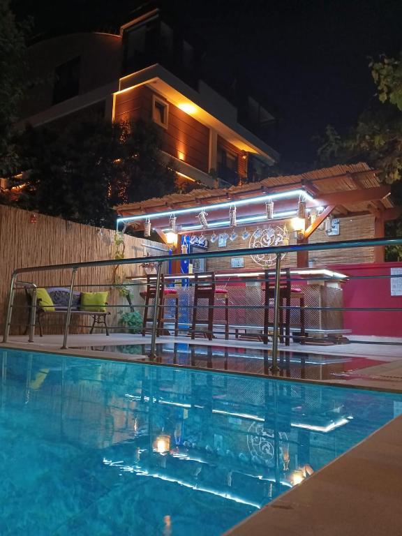 The swimming pool at or close to Beyaz Melek Apart Hotel