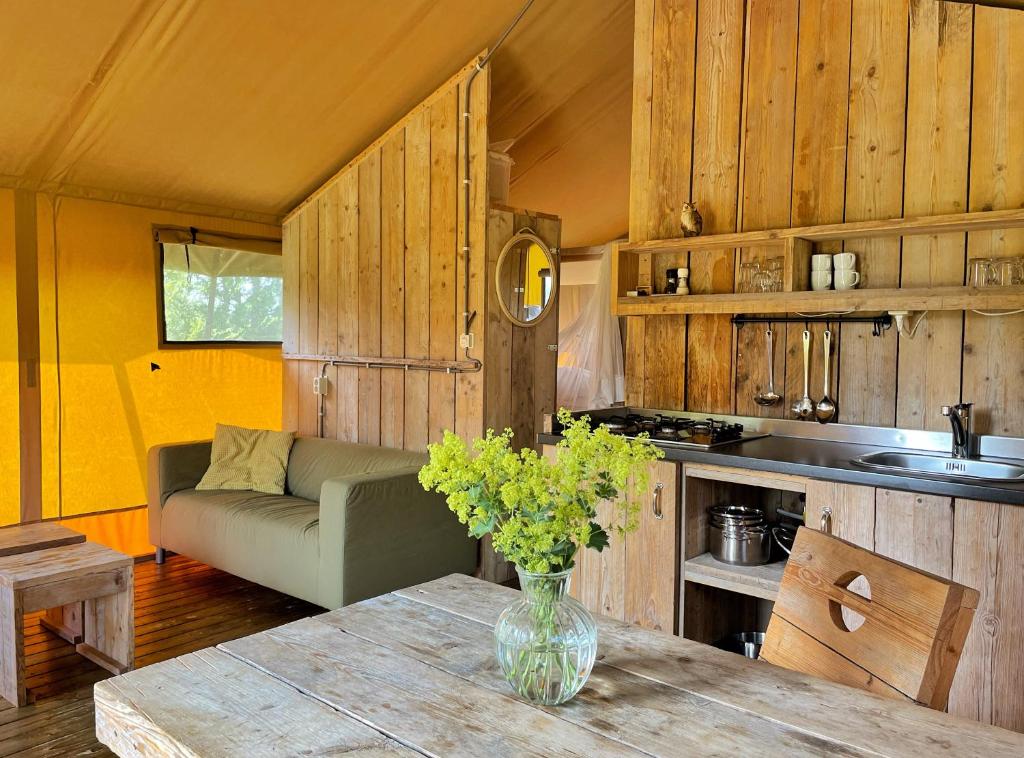 Kuchyň nebo kuchyňský kout v ubytování Uylkenshof safaritenten en natuurhuisjes