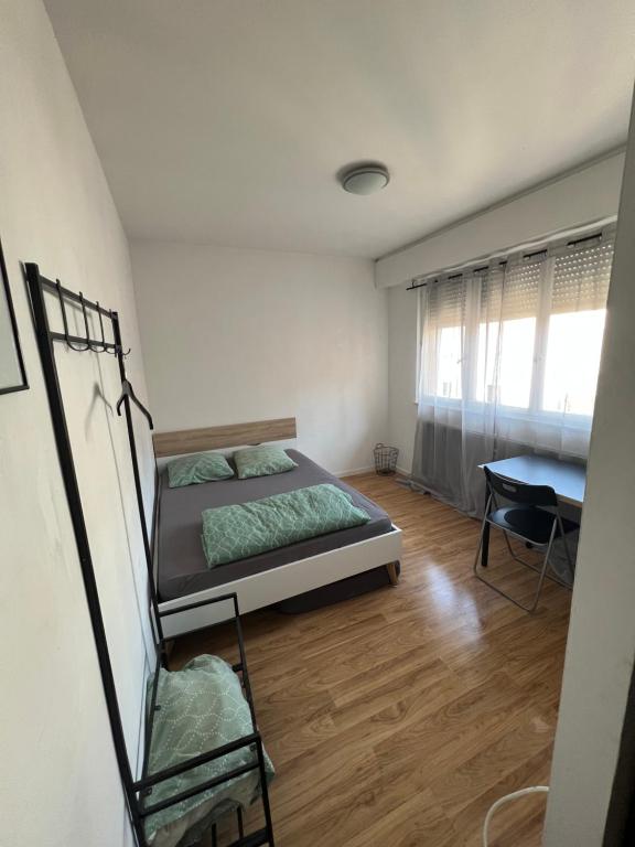 une chambre avec un lit et un bureau dans l'établissement studio elis hypercentre, à Strasbourg