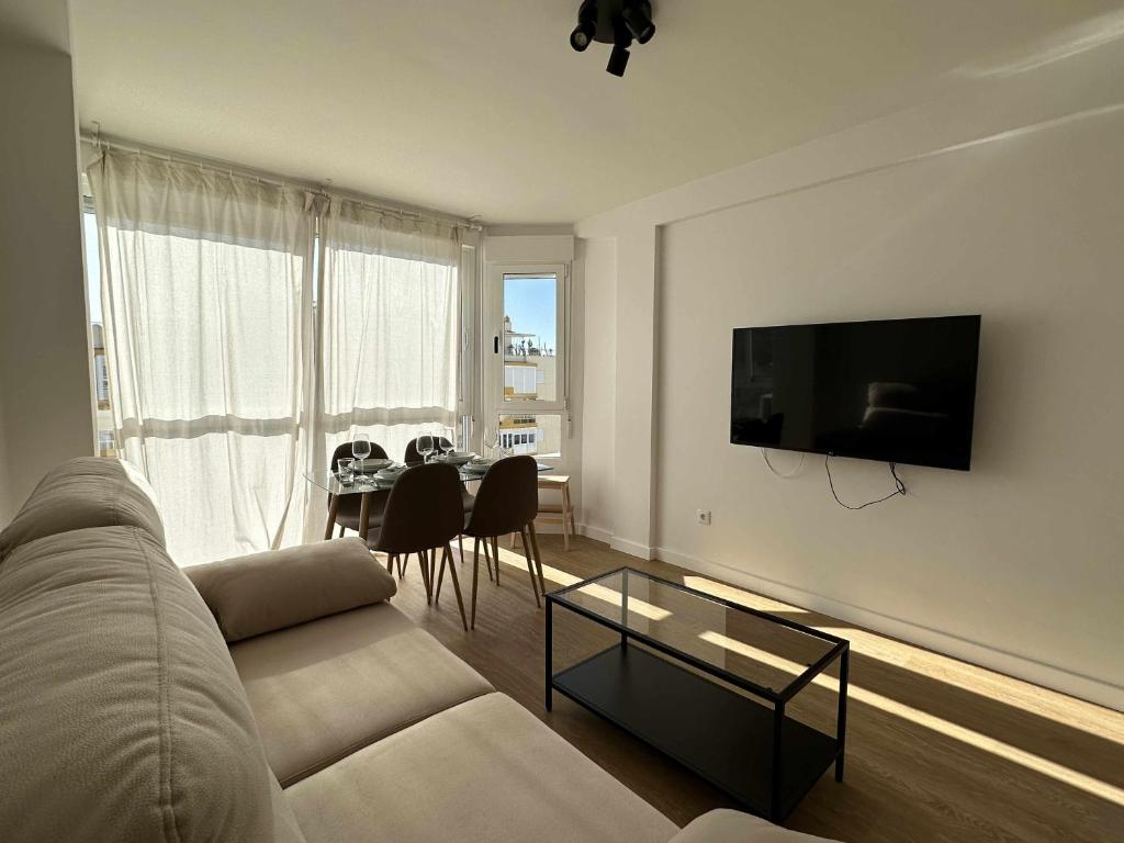 uma sala de estar com um sofá e uma mesa em Beachfront mar de plata em Algarrobo