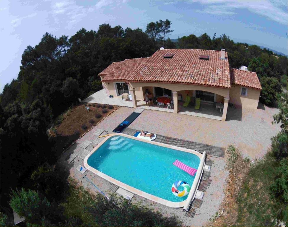 an aerial view of a house with a swimming pool at Villa en Provence Verte in Carcès