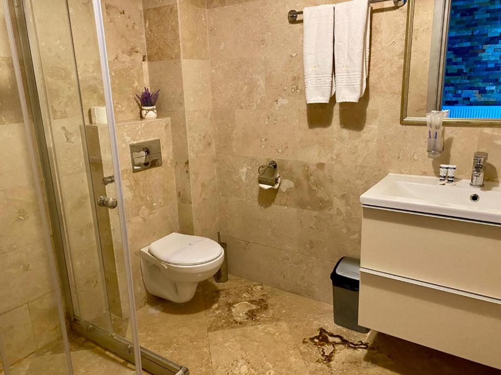een badkamer met een toilet en een wastafel bij MAV Boutique Villa in Eforie Nord