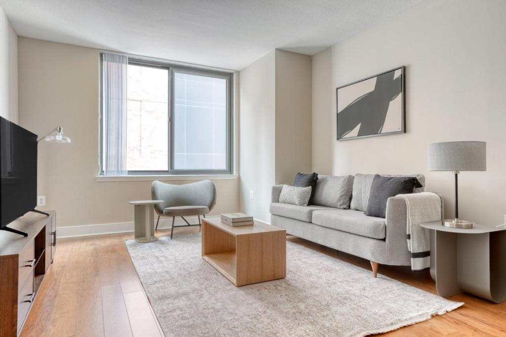 TV a/nebo společenská místnost v ubytování Mount Vernon 1BR w Gym WD nr Capital One Arena WDC-489