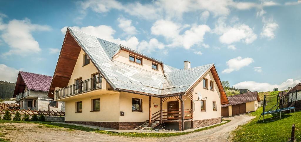 une maison au toit métallique dans l'établissement Dom na okraji obce - Privát Šiškovci, à Habovka