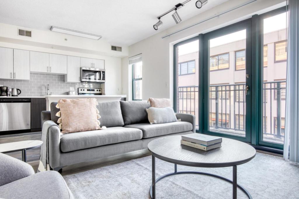 Köök või kööginurk majutusasutuses Logan Circle 1BR w Gym WD Pool nr bars WDC-483