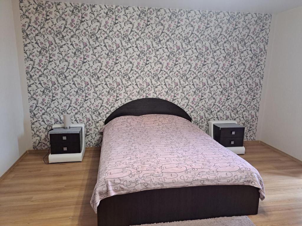 una camera con un letto e due altoparlanti di Апартаменти центр міста біля жд вокзалу Перемоги a Luc'k