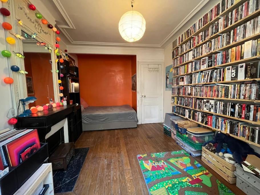 Pokój z półką pełną książek w obiekcie Apartment near Montmartre(2 rooms!) w Paryżu