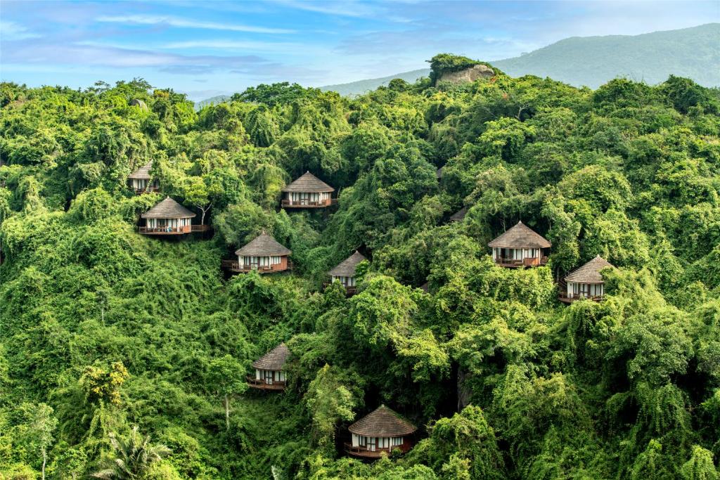 una vista aérea de un bosque de cabañas en Yalong Bay Earthly Paradise Birds Nest Resort （Mountain Villas) en Sanya