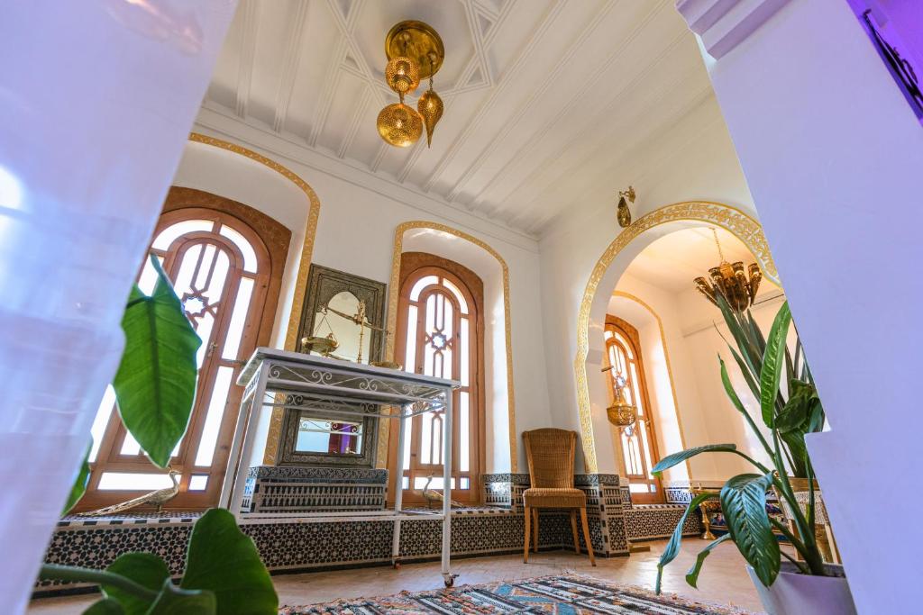 Riad Villa with Mediterranean Sea Views of Spain and Gibraltar的休息区
