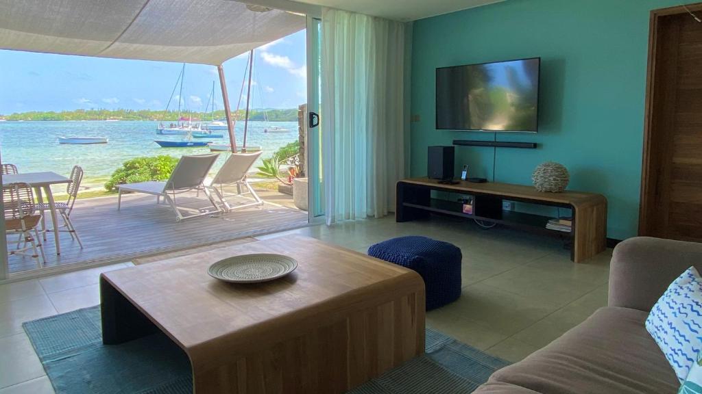 TV a/nebo společenská místnost v ubytování Blue Ocean Suites & Apartments