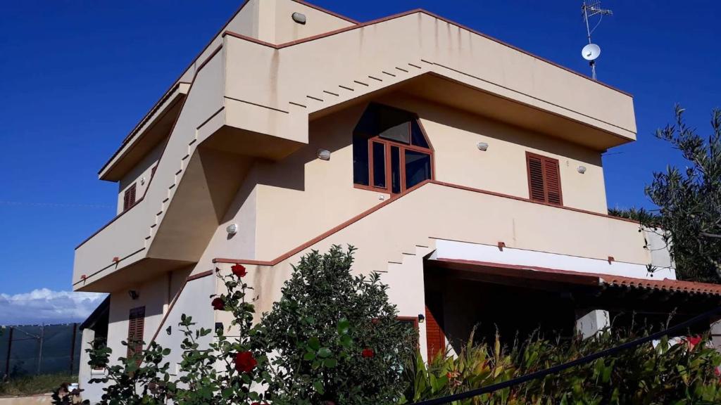una casa bianca con le scale sul lato di 3 bedrooms appartement at Menfi 800 m away from the beach with sea view enclosed garden and wifi a Menfi