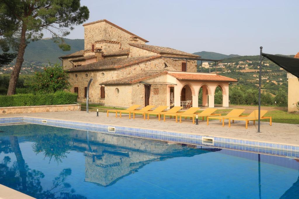 una casa con piscina di fronte a un edificio di Palombara Country House a Montecchio