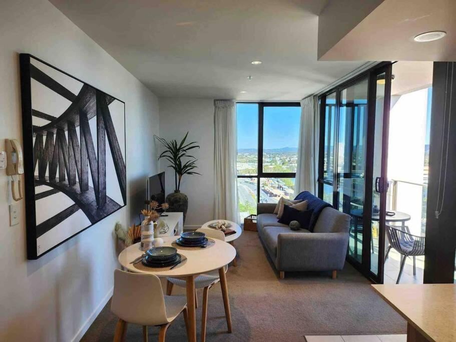 un soggiorno con tavolo e divano di Broadbeach Business or Leisure a Gold Coast