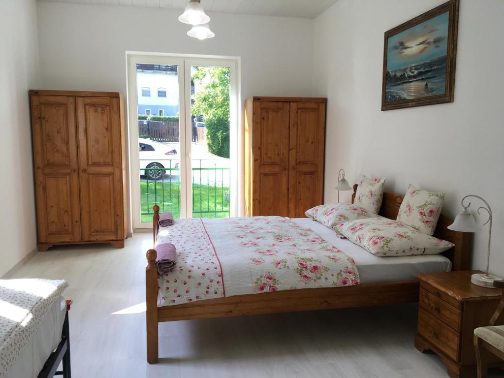 Schlafzimmer mit einem Bett und einem Fenster in der Unterkunft Villa Rosa Centre in Balatonfüred