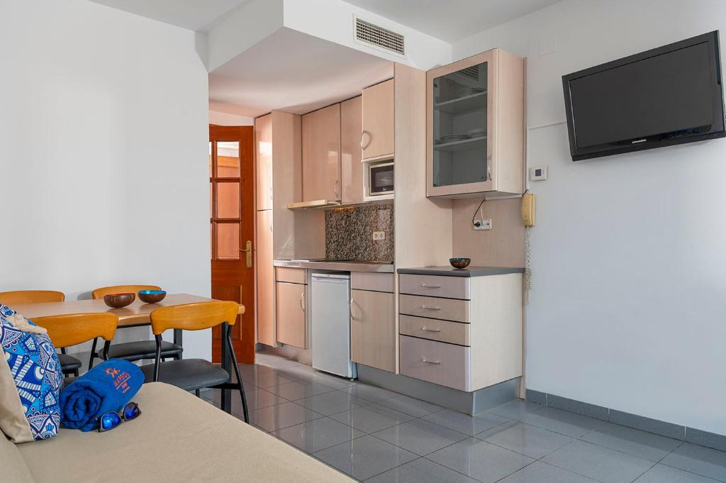 Kuchyň nebo kuchyňský kout v ubytování Apartaments Blau by Marsol