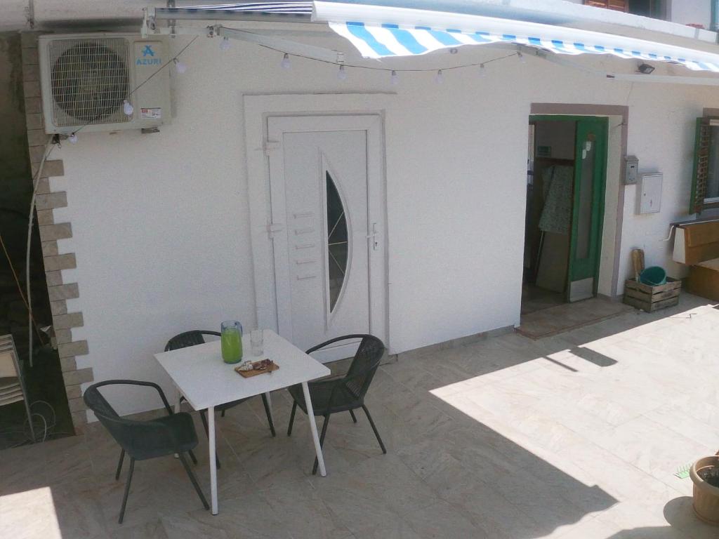 Patio nebo venkovní prostory v ubytování APARTMAN KEVIN