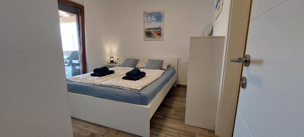 una camera con un letto con due cuscini sopra di Histria apartment with own private pool near the beach a Banjole