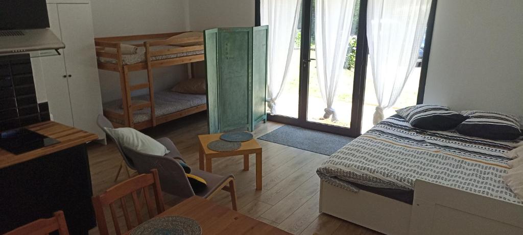 een slaapkamer met een bed en een tafel en stoelen bij Sous l'arbre aux papillons 