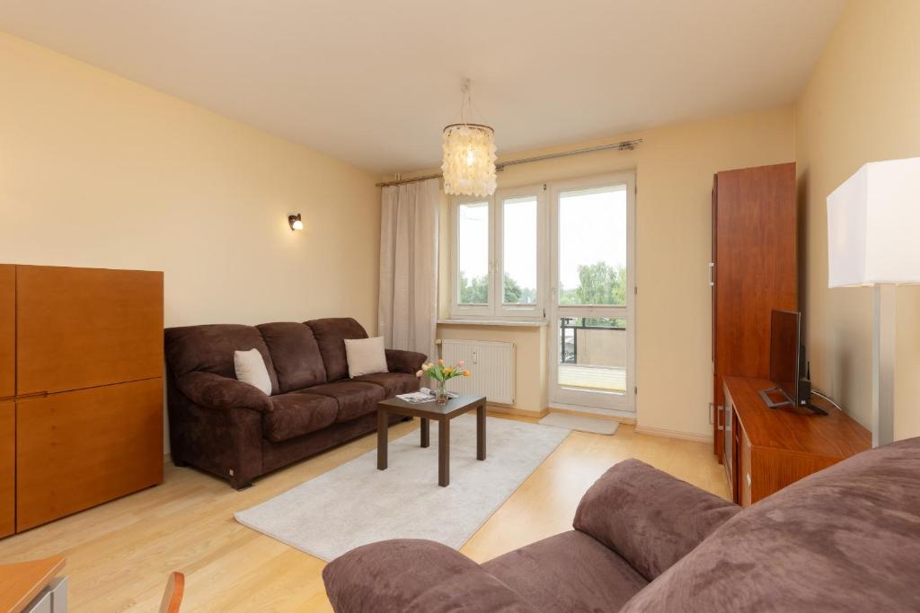 sala de estar con sofá y mesa en Spacious & Quiet 1 Bedroom Apartment in Pruszków by Renters, en Pruszków