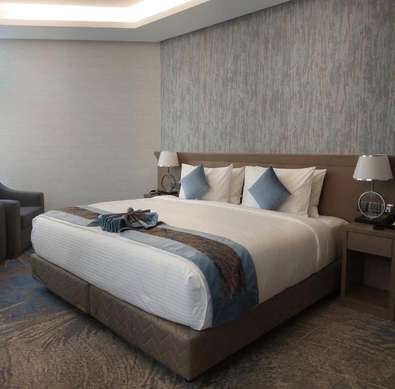 - un grand lit blanc dans une chambre d'hôtel dans l'établissement Valy Hotel, à Médine