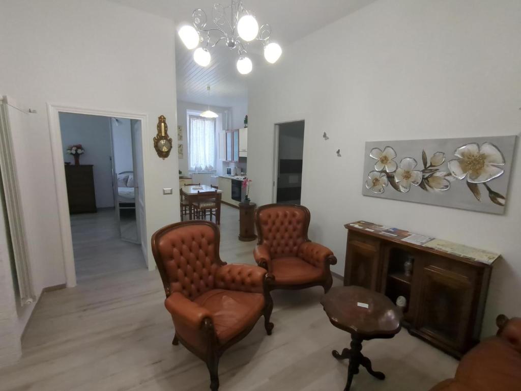 a living room with two chairs and a table at Cozy Home Away from Home in Tarquinia