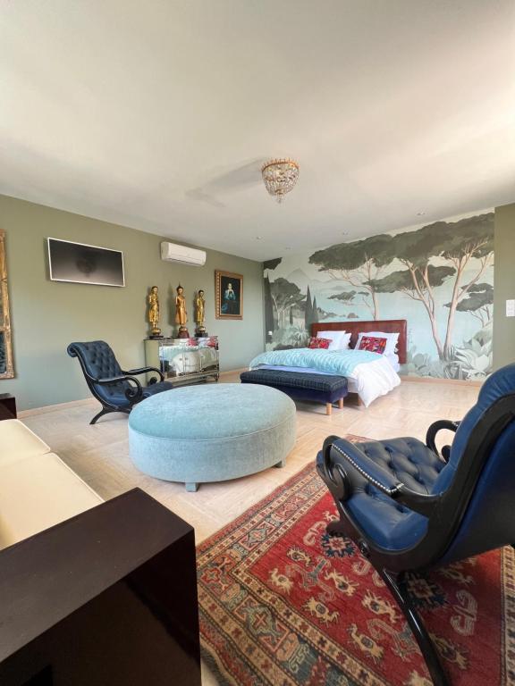亞維儂的住宿－Villa Pauline，一间卧室配有两张床和两把椅子