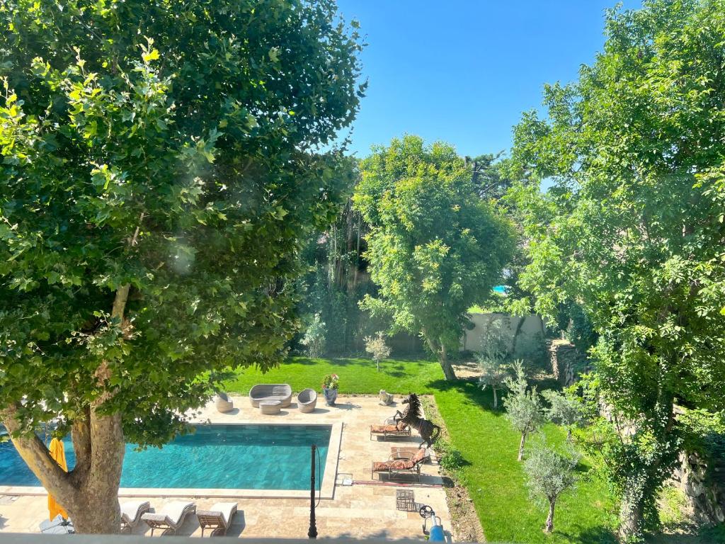 einen Blick über einen Pool in einem Park in der Unterkunft Villa Pauline in Avignon