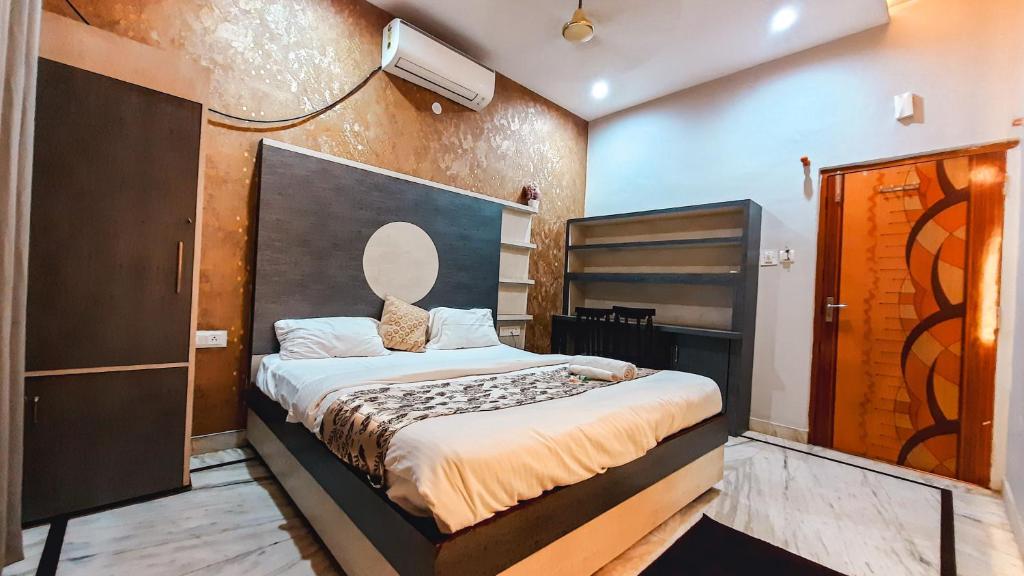 Postel nebo postele na pokoji v ubytování Hotel Rajyashree Palace