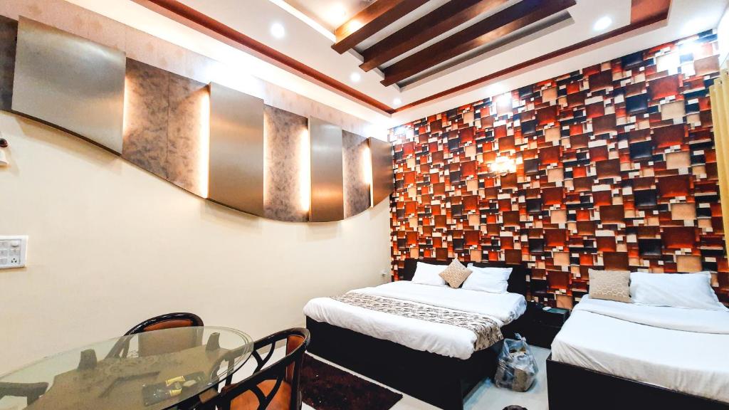 Postel nebo postele na pokoji v ubytování Hotel Rajyashree Palace